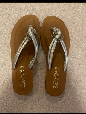 Bella Vita Metallic Silver Knot-Detail Thong Sandals 7.5M